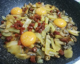 Foto del paso 3 de la receta: Revuelto de patatas con champiñones y chorizo picante
