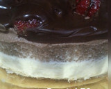 Foto del paso 7 de la receta: Tarta de mousse de chocolate negro y blanco y fresas