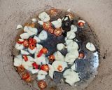 Foto langkah ke 1 dari resep Sambal Embe Bali praktis pake bawang goreng.