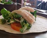 Foto del paso 3 de la receta Rollito de panga con aguacate, rúcula, canónigos, queso y tomate