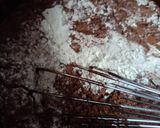 Foto langkah ke 3 dari resep Fudgy Brownies Hias.
