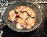 Foto del paso 4 de la receta: Pechuga de pavo con vino blanco, pasas y uva
