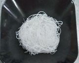 รูปขั้นตอนการทำที่ 2 ของ เส้นหมีหุ่นต้มยำไก่สับ