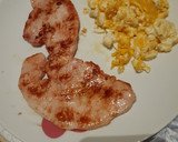 Foto del paso 3 de la receta: Pechuga de pavo y huevo revuelto con queso rallado