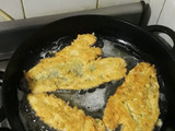 Pescado frito con arroz y ensalada