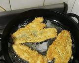Foto del paso 4 de la receta: Pescado frito con arroz y ensalada