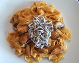 Foto del paso 6 de la receta Tagliatelle en salsa de sofrito con mejillones y gulas