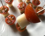 Foto del paso 3 de la receta: Pinchos de queso y tomatitos cherry con Vidalim kids, para mis peques
