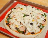 Foto langkah ke 6 dari resep Pizza Mushroom Olive Mozzarella.