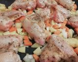 Sült csirkeszárny zöldségágyon recept fázis 2 fotója