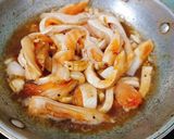Hình bước làm 1 của món Lườn cá hồi kho tiêu