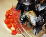 Foto del passaggio 3 della ricetta Cozze alla marinara con pomodorini