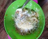 Foto langkah ke 2 dari resep Bola-Bola Nasi Ayam Keju (MPASI 1 tahun lebih).