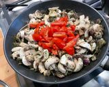 Une image de l'étape 10 de Sauté de porc aux champignons, tomates, oignons rouges et persil d'algues.