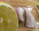 Foto del paso 4 de la receta: Pescadilla al horno con guisantes y cebolla