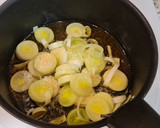 Foto del paso 3 de la receta: Rabo de ternera en salsa de chirivías, pimientos y zanahorias