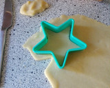 Foto del paso 8 de la receta: Aperitivo de panna cotta de trucha ahumada sobre galletas parmesanas