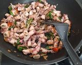 Foto langkah ke 5 dari resep Cumi asin tumis cabai hijau.