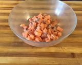 Foto del paso 1 de la receta: Tartar de salmón con pan de gambas