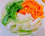 Foto langkah ke 1 dari resep Seledri, Wortel & Paprika Tumis Miso.