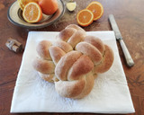 Foto del passaggio 7 della ricetta Corona di pane all'arancia e cannella 🌷