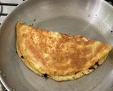 A picture of step 7 of Mushroom and brie omelette bagel.