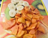 Foto del paso 1 de la receta: Ensalada de frutas mango, caqui, plátano, arándanos!!