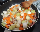 Foto del paso 3 de la receta: Alubias blancas con chorizo picante, verduras y bacon