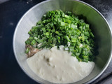 तांदुळाच्या पिठाचे पराठे आणि झणझणीत वांग्याचं भरीत (tandul paratha ani bharit recipe in marathi)