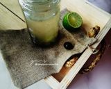 Gambar langkah 4 resipi Air detoks beri biru dan limau.