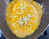 Foto del paso 2 de la receta: Huevos con costra de queso 👌🏻
