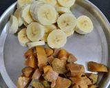 A picture of step 2 of Banana chikoo smoothi.