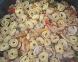 Foto del paso 2 de la receta: Tortellinis de Carne con pollo, Pimientos y Champiñones