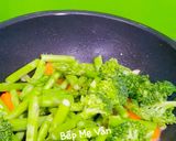 Hình bước làm 3 của món Măng tây,cà rốt và bông cải xanh xào thịt bò