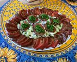 Une image de l'étape 16 de Salade composée de tomates noires, concombre, oignon rouge, feta et persil.
