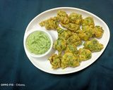A picture of step 5 of Palak pakoda or Spinach fritters or pakoda.