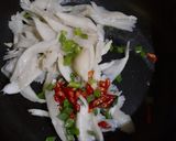 Foto langkah ke 3 dari resep Jamur Tumis Pedas.