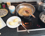 Foto del paso 1 de la receta: Arroz meloso con gulas y gambas