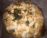Foto del paso 4 de la receta: Pan casero de ajo relleno de queso y especias🥯🧄🧀🌿