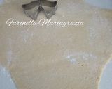 Foto del passaggio 3 della ricetta Biscotti Pasquali glassati al latte e cioccolato bianco 👩‍🍳❤️