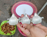 கோவா குல்கந்து மோதக்(khova gulkhand modak recipe in tamil) ரெசிபி ஸ்டேப் 4 புகைப்படம்