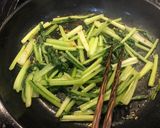 Hình bước làm 3 của món Mì gói xào sò điệp