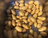 Une image de l'étape 1 de Pommes grenailles au thym, ail et romarin.
