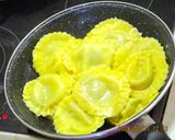 Gombával és mozzarellával töltött ravioli, fehérboros mártással recept fázis 2 fotója