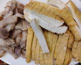 Hình bước làm 1 của món Món cuốn hành trần Thủy Nguyên với hoa ban tím