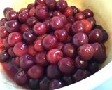 Une image de l'étape 1 de Compote de cerises et pêches jaunes aux pistaches.