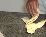 Foto del paso 6 de la receta Trenza de hojaldre rellena de crema y frutos secos