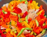 A picture of step 4 of Stir-Fried Chicken Breast with Bell Peppers and Green Beans.