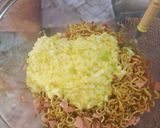 Foto langkah ke 3 dari resep Donat Indomie double Cheese.