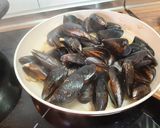 Foto del paso 2 de la receta: Espaguetis napolitanos con mejillones express